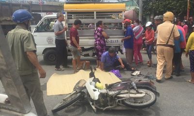 Tin tai nạn giao thông mới nhất ngày 22/8/2018: Cha ôm thi thể con trai gào khóc giữa đường sau tai nạn