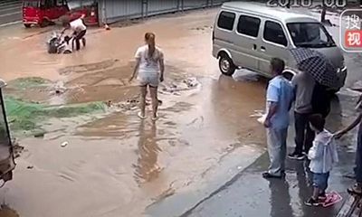 Video: Đi trên đoạn đường ngập, hai bé gái bị miệng cống 'nuốt chửng'