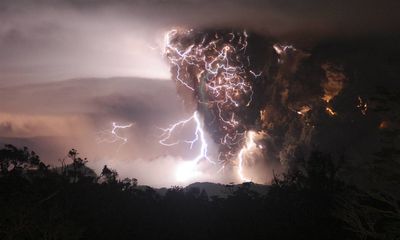 Thiên nhiên kỳ thú: Sét xuất hiện trong tro bụi khi núi lửa phun trào