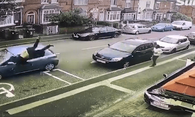 Video: Tên côn đồ cầm mã tấu bị ôtô tông văng 15m trên phố