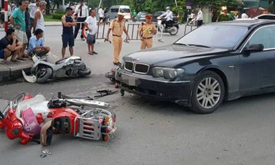 Hà Nội: Nữ tài xế BMW gây tai nạn liên hoàn do giày cao gót vướng vào chân ga 