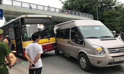 Hà Nội: Xe buýt va chạm với ôtô khách tại chân cầu vượt, giao thông ùn tắc