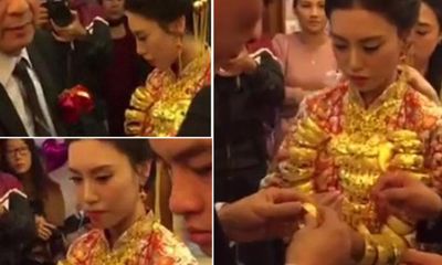 Video: Xôn xao cô dâu trẻ đeo 20kg trang sức vàng trong đám cưới