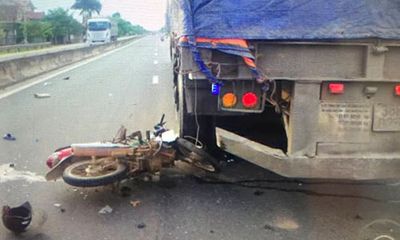 Tin tai nạn giao thông mới nhất ngày 29/8/2018: Vợ chồng gặp nạn dưới bánh xe đầu kéo