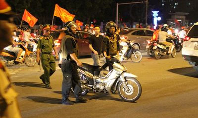 Ngồi trên nóc ôtô cầm cờ cổ vũ Olympic Việt Nam sẽ bị xử lý nghiêm