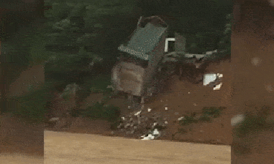 Video: Sạt lở kinh hoàng, ngôi nhà 2 tầng bất ngờ đổ sập xuống sông Lò