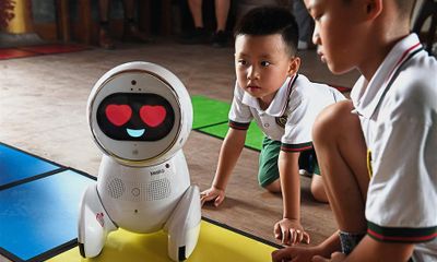 Lạ: Robot bảo mẫu lần đầu được thử nghiệm tại vườn trẻ ở Bắc Kinh