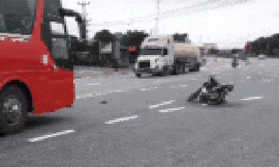 Video: Xe máy không người lái xoay điên đảo như 
