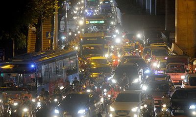 Gần nửa đêm, một số tuyến đường Hà Nội vẫn ùn tắc do người dân đi nghỉ lễ 2/9