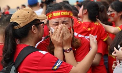 CĐV rơi lệ trên khán đài, ôm nhau bật khóc khi Olympic Việt Nam bỏ lỡ huy chương