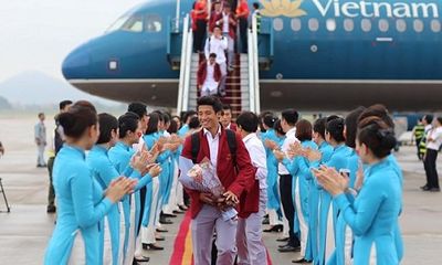Khoảnh khắc đội tuyển Olympic Việt Nam được chào đón tại sân bay Nội Bài 