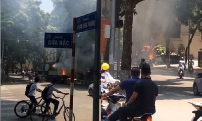 Hà Nội: Xe chở sơn bốc cháy giữa phố, người đi đường hoảng loạn