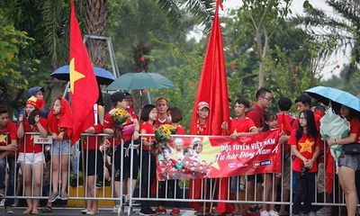 Hàng ngàn cổ động viên nhuộm đỏ sân bay Nội bài chờ đón Olympic Việt Nam