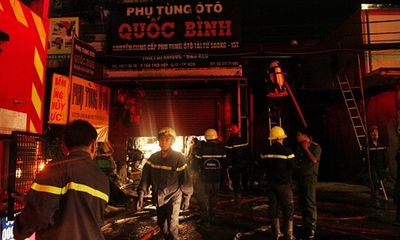 Hiện trường vụ cháy cửa hàng phụ tùng ô tô tại Sài Gòn lúc nửa đêm