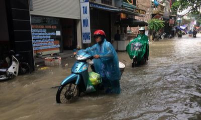 Nhiều tuyến phố Hà Nội chìm trong biển nước sau trận mưa đón không khí lạnh