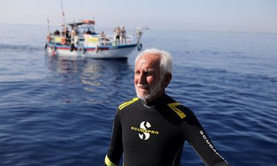 Cụ ông 95 tuổi lập kỷ lục thợ lặn già nhất thế giới 