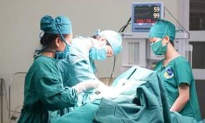 Bác sĩ giật mình thấy khối u khổng lồ trong bụng bệnh nhân