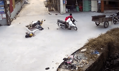 Video: 2 xe máy đâm sầm vào nhau giữa ngã tư, 1 xe rơi xuống mương