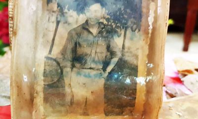 Bức ảnh chân dung cùng nhiều di vật của 13 liệt sĩ dưới hố chôn tập thể ở Đồng Nai