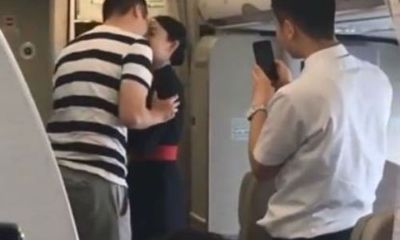 Nữ tiếp viên hàng không bị đuổi việc vì nhận lời cầu hôn của bạn trai ngay trên máy bay