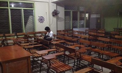 Mặc kệ bão MangKhut, nam sinh Philippines vẫn ở lại lớp làm bài tập
