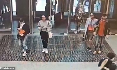 Video mải xem điện thoại di động, cô gái trẻ đâm vỡ cửa kính ga tàu điện
