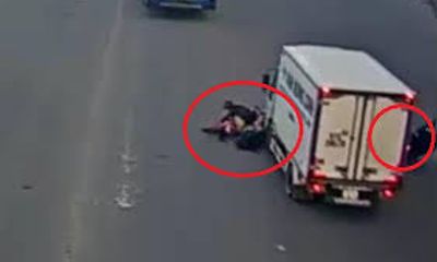 Video: Dừng đèn đỏ sai chỗ, 2 xe máy bị xe tải húc văng xuống đường