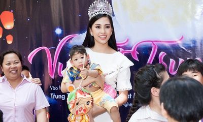 Top 3 Hoa hậu Việt Nam 2018 mang trung thu sớm đến với trẻ mồ côi
