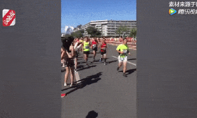 Video: Đang thi chạy, VĐV marathon vẫn kịp sàm sỡ nữ CĐV trước khi về đích