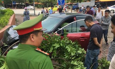 Xe Mazda vừa bị phạt hơn 22 triệu đồng lại gây tai nạn, náo loạn đường phố Hà Nội