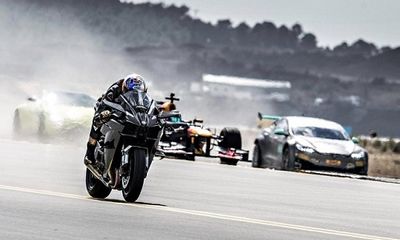 Video xe đua F1 tỉ thí tốc độ với chiến đấu cơ F-16 và siêu môtô nhanh nhất thế giới