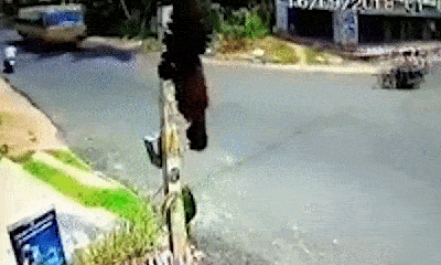 Video: 3 ma men bị xe buýt tông trực diện, văng xa vài mét