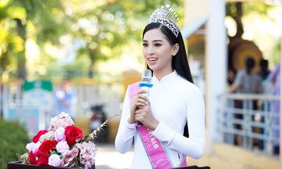 Ngẩn ngơ ngắm Hoa hậu Tiểu Vy xinh đẹp diện áo dài về thăm trường cũ