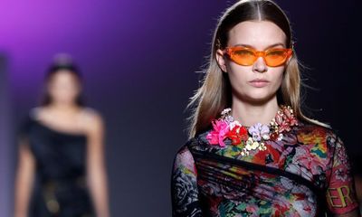 Thương hiệu thời trang Versace sắp sửa bị Michael Kors thâu tóm xa xỉ tới mức nào?