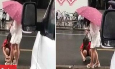 Con gái bắt mẹ ngồi xổm trên đường lau chân cho mình gây phẫn nộ