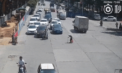 Video: Người đàn ông lái xe máy chặn đầu hàng loạt ô tô để giúp bà cụ sang đường