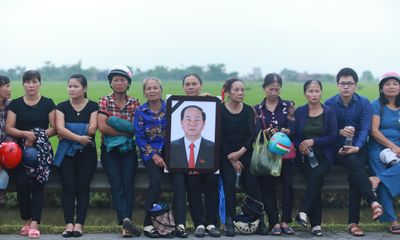 Người dân Ninh Bình ôm di ảnh Chủ tịch nước Trần Đại Quang chờ đón linh cữu