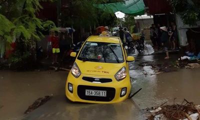 Xuống xe kiểm tra lúc trời mưa to, tài xế taxi bị rơi xuống cống giữa phố tử vong