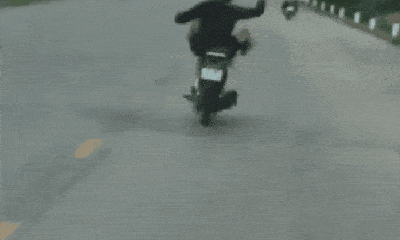 Video: Thanh niên liều lĩnh lái xe bằng chân, vừa đi vừa 