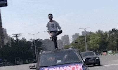 Người đàn ông bị cảnh sát triệu tập vì biểu diễn đứng một chân trên nóc ô tô