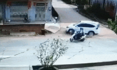 Video: Tránh xe máy đi ẩu, ô tô bẻ lái 
