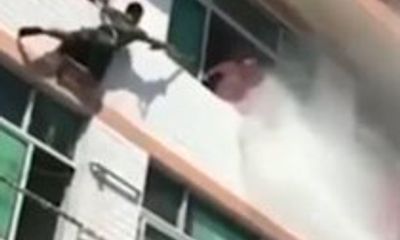 Video: Xem lính cứu hỏa xịt vòi rồng ngăn cô gái tự tử