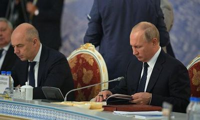 Tham dự hội nghị thượng đỉnh, Tổng thống Putin say sưa đọc thơ Pushkin trong giờ nghỉ