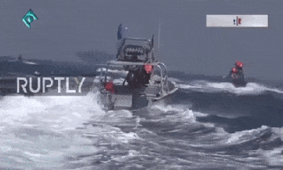 Video: Cận cảnh tàu cao tốc Iran rượt đuổi tàu sân bay Mỹ tại eo biển Hormuz