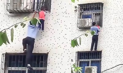 Video: Người đàn ông cứu bé trai bị kẹt đầu vào khung sắt, treo lơ lửng