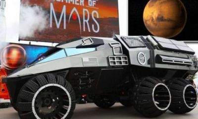 Video: Bất ngờ xe thám hiểm sao Hỏa xuất hiện trên phố