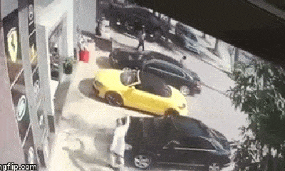 Video: Xem lại cảnh thanh niên ôm lựu đạn cố thủ ở Nghệ An chém vỡ kính xe Audi