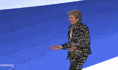 Clip: Thủ tướng Anh gây bão cộng đồng mạng bằng điệu nhảy hài hước