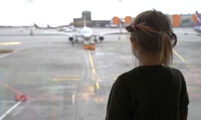 Hi hữu: Bố mẹ về nhà sau kỳ nghỉ mới nhớ ra bỏ quên con 5 tuổi ở sân bay