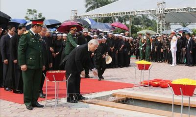 Tổng Bí thư Nguyễn Phú Trọng và các lãnh đạo Đảng, Nhà nước thả nắm đất tiễn biệt cố Tổng Bí thư Đỗ Mười
